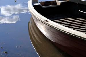 Agua, bote y nubes