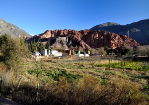 Atrás, el cerro siete colores