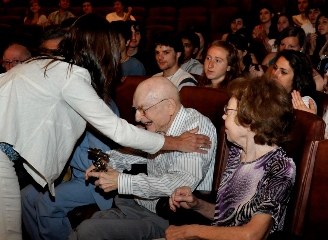 Entrega de Premio a Victor Haar por Carolina Scotto
