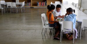 Medellín 12 - Niños en la Biblioteca España