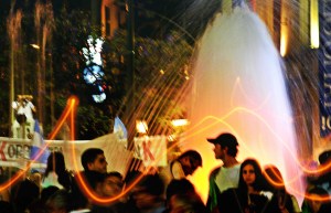 Fantasía digital sobre una fotografía tomada el 8N frente al patio Olmos, Córdoba