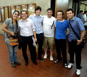 Compañeros haciendo el aguante