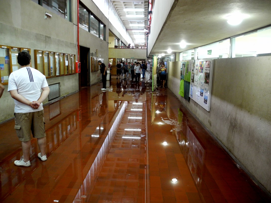 Inundación en el pasillo por la tormenta