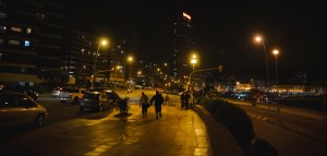 Caminando de noche por la costa