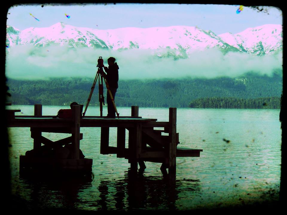 agrimensor en el lago Nahuel Huapi