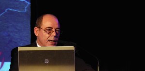 Gustavo García, Director de Catastro de la Provincia de Córdoba en el acto inaugural dando la Bienvenida a los participantes del Simposio.