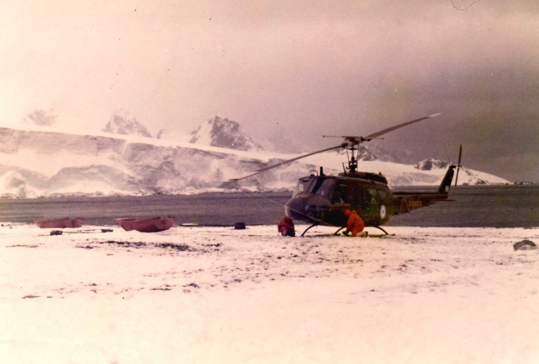 Helicóptero sobre el hielo antártico.