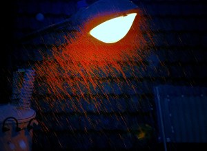 La lluvia es torrencial en Costa Rica. Fotografía tomada de una luz en la vía pública.