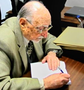 Bartaburu  autografiando el libro a los presentes.