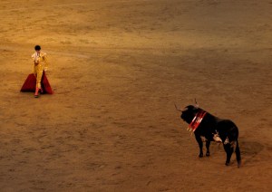 Torero y toro en la arena