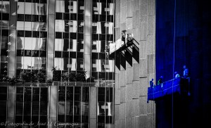 Fotografía de trabajadores aéreos sacada desde el interior del MoMA