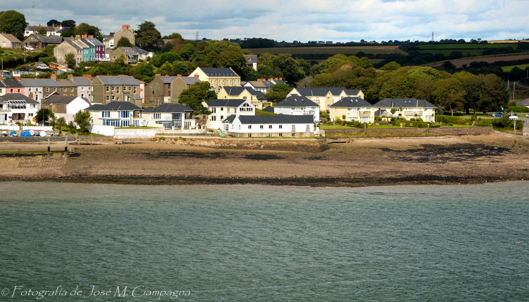 Casas blancas en la costa