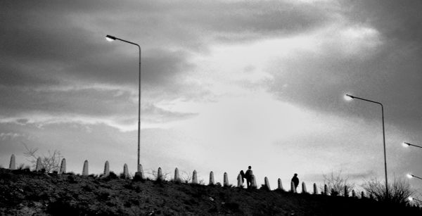 Volviendo al hotel por la autopista,de tarde, había poca luz, se encendían las farolas. Ellos volvían también a su casa.