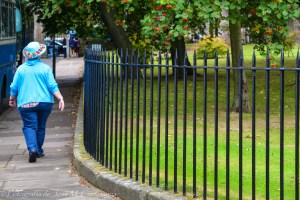 Turista en las calles de Edimburgo