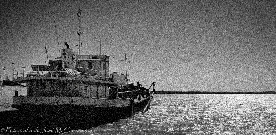 Barco en el Puerto de Villa Constitución, Santa Fe, Argentina