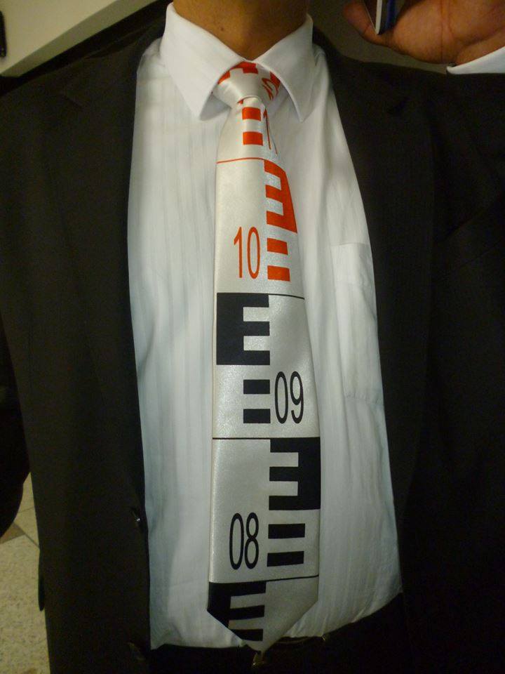 Corbata de agrimensor con motivo de nivelación