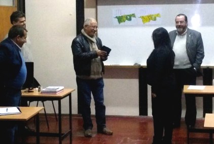 Cecilia Contreras recibiendo las felicitaciones del tribunal de trabajo final