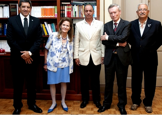 La vicepresidenta de la Corte Suprema de Justicia de la Nación, Elena Highton de Nolasco, intercambió ideas con los visitantes que organizan el seminario “Código Civil y Comercial: trascendencia en el catastro y en el ejercicio profesional de la agrimensura”, que se realizará el 18 y 19 de marzo próximo, en la ciudad de Rosario. En ese marco, Highton se reunió este miércoles con el presidente de la Federación Argentina de Agrimensores, Carlos Gustavo Diez; con el presidente de la Academia Nacional de Agrimensura, Norberto Frickx; con el director del Consejo Nacional de Escuelas de Agrimensura, Miguel Díaz Saravia, y con el presidente del Consejo Federal de Catastro, Hugo Gatica. 