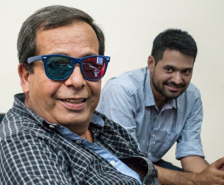 El profesor de la cátedra de trabajo final, Ing. Tito Bosch, probando los anteojos estereoscópicos. 