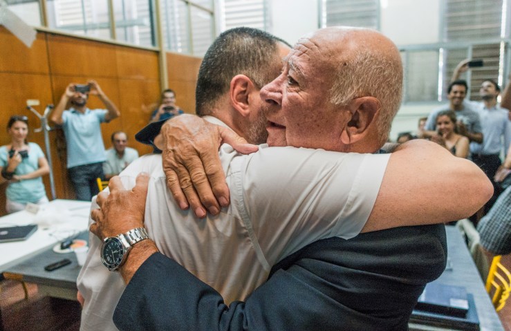 Hernán Hoyos abrazado con su padre. Había un nuevo colega en la familia.