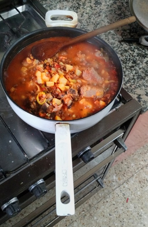 Guiso de lentejas en elaboración