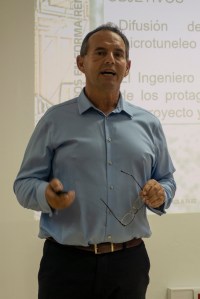 Javier Isola exponiendo su trabajo