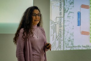 Paola Ruiz exponiendo su trabajo