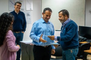 Tito Bosch entregando la libreta a Javier y Paola