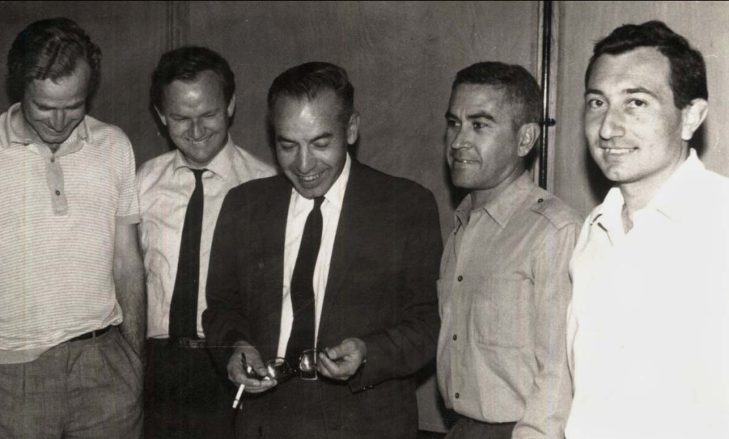 Fotografía con la figura central de Tito Livio Racagni, a la derecha: Atilio Romero y Aldo Soave